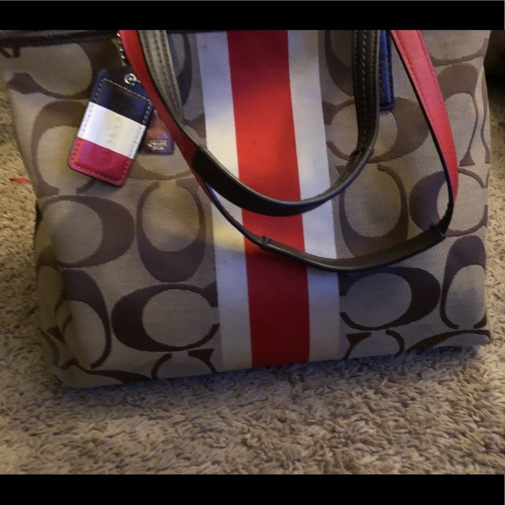 Signature Coach Bag - Picture 3 of 9